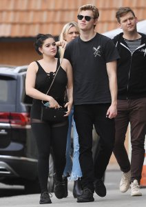 Ariel Winter Braless 75 - The Fappening Blog.jpg