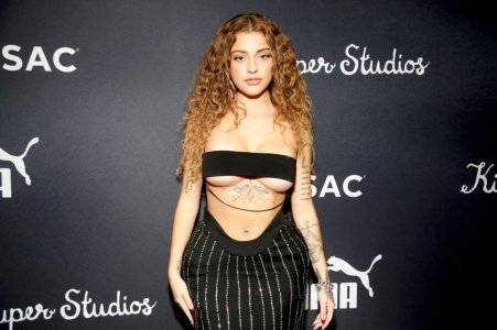 malu-trevejo-sexy-big-breasts-tiny-top-nyc-fashion-show-004.jpg