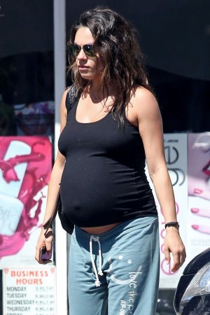beauty-2014-09-pedicures-during-pregnancy-mila-kunis-main.jpg