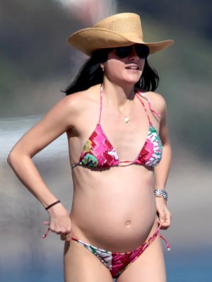 52263_Selma_Blair_Bikini_Candids_on_the_Beach_in_Miami_February_6_2011_01_122_143lo.jpg
