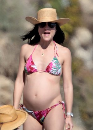 52420_Selma_Blair_Bikini_Candids_on_the_Beach_in_Miami_February_6_2011_15_122_399lo.jpg