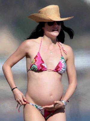 52463_Selma_Blair_Bikini_Candids_on_the_Beach_in_Miami_February_6_2011_19_122_73lo.jpg