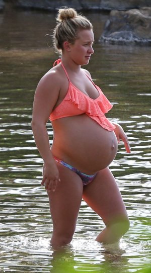 pregnant-hayden-panettiere-in-bikni-in-hawaii_7.jpg