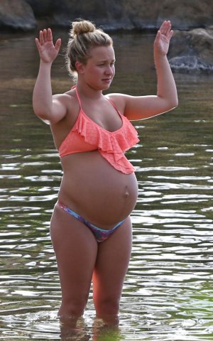 pregnant-hayden-panettiere-in-bikni-in-hawaii_13.jpg