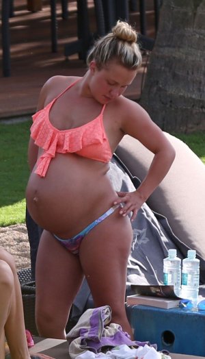 pregnant-hayden-panettiere-in-bikni-in-hawaii_14.jpg