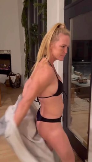holly-holm-v0-4pnf8qj8uqac1.jpeg