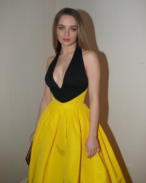 Joey King - backstage  (1).jpg