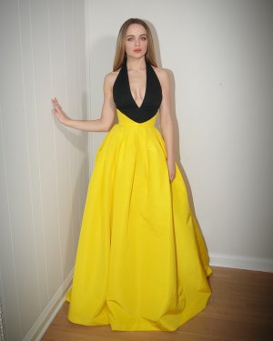 Joey King - backstage  (3).jpg