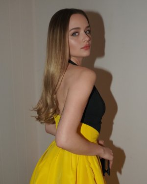 Joey King - backstage  (4).jpg