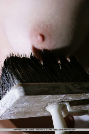 girl-with-blue-eyes-kira-w-in-hard-painting-work-07 thefappeningblog.com.jpg