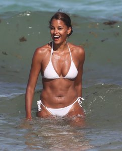 Claudia-Jordan-in-a-Bikini-8.jpg