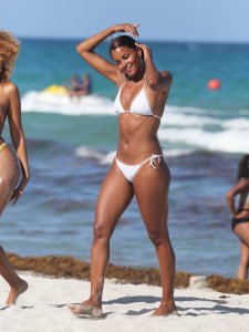 Claudia-Jordan-in-a-Bikini-14.jpg