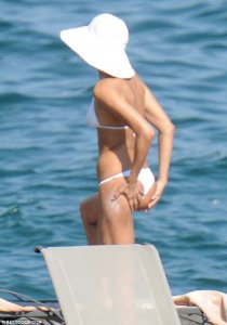 Irina-Shayk-in-a-Bikini-5.jpg