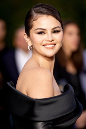 Selena Gomez - premiere 'Emilia Perez' Los Angeles - 10-21-2024   (13).jpg