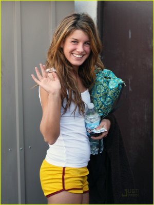 Shenae Grimes (15).jpg