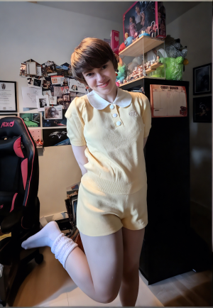 emmacuteyellowoutfit.png