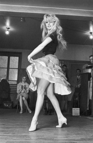 Brigitte Bardot in flamenco dancing.jpg