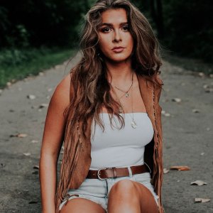 Ella Langley (16).jpg