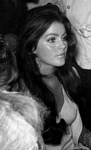Priscilla Presley  -nbe3u1FWLa1twapb2o1.jpg