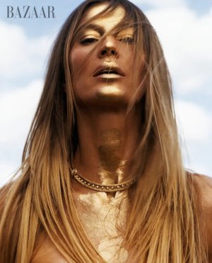 gisele-bundchen-poses-covered-gold-75042728.jpg