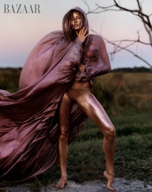 gisele-bundchen-poses-covered-gold-75042725.jpg