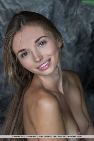 beautiful-steffi-spreads-her-legs-just-for-you-14 thefappeningblog.com.jpg