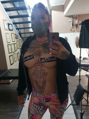 sport-alpha-female-showing-off-her-new-tattoo-PLJdM6 (2).jpg