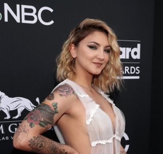 Julia-Michaels-e1526876383934.jpg