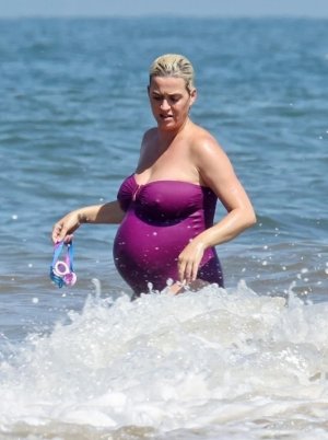 katy-beautifully-pregnant-07-12-20-v0-q538cqhq7h4e1.jpg