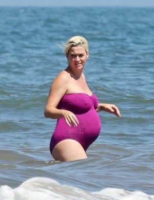 katy-beautifully-pregnant-07-12-20-v0-s0pv8grq7h4e1.jpg
