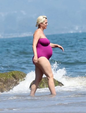 katy-beautifully-pregnant-07-12-20-v0-x05gl6lq7h4e1.jpg