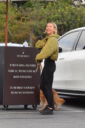 Julianne_Hough_Out_in_Studio_City_12-06-2024__19_.jpg