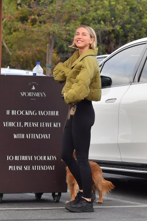 Julianne_Hough_Out_in_Studio_City_12-06-2024__3_.jpg