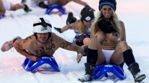 naked-snowsledding-competition-in-saxony.jpg