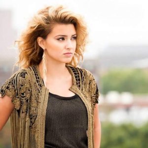 Tori-Kelly-14.jpg