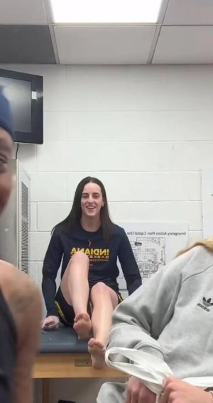 Caitlin-Clark(2)-Feet-8167431.jpg