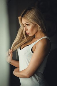 TheFappeningBlog.com - Larissa Heard Nude & Sexy 9.jpg