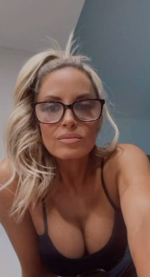 Trish Stratus (6).jpg