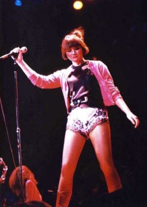 linda-ronstadt-performing-3.jpg