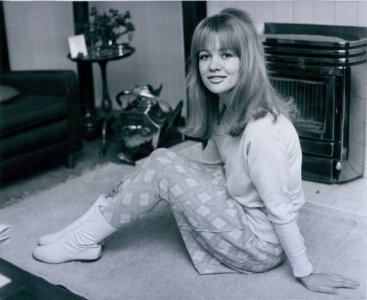 Judy Geeson - NbfkksHF1R1qh0yodo4.jpg