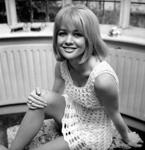 Judy Geeson April 1968 -oh7c34Ny8m1toxp0vo1.jpg