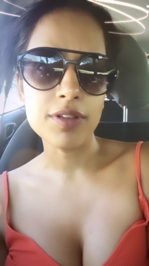 Agam Darshi - busty selfie 7.8.2019 x20RlasArC_o.jpg