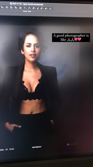 Agam Darshi showing big cleavage in backstage of photoshoot 23.11.2021 DoaVjSUL_o.jpg