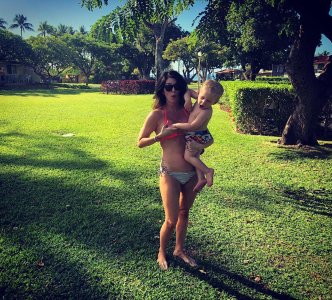 Jewel Staite - Bikini (with kiddo) sGugL.jpg