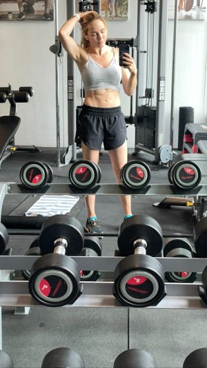 Caity Lotz - workout mirror selfie W7FIuE4U_o.jpg