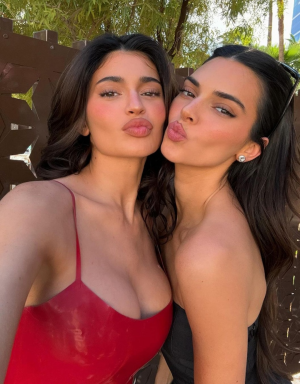 Kylie and Kendall Jenner.png