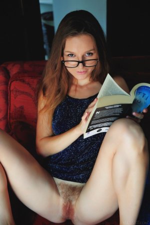 brunette-sweetheart-has-and-incredibly-sexy-body-to-show-02 thefappeningblog.com.jpg