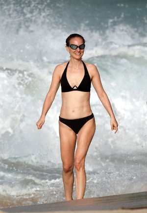 natalie-portman-stuns-in-black-bikini-in-st.-bart-s-12.24.2024-3.jpg