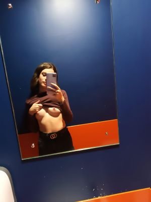 amateur-happy-new-year-quick-photo-in-the-club-toilets-6XlKua.jpg