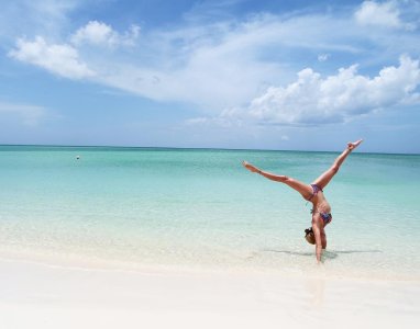 Katie Cassidy - doing a handstand 48007881_katie.jpg